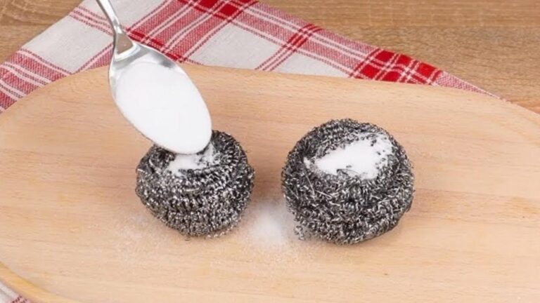 Questo trucco insolito con il sale rivoluzionerà la tua pulizia in cucina…