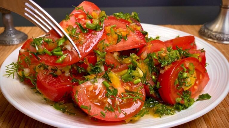 Questo semplice gesto trasforma le pomodori in un antipasto irresistibile…