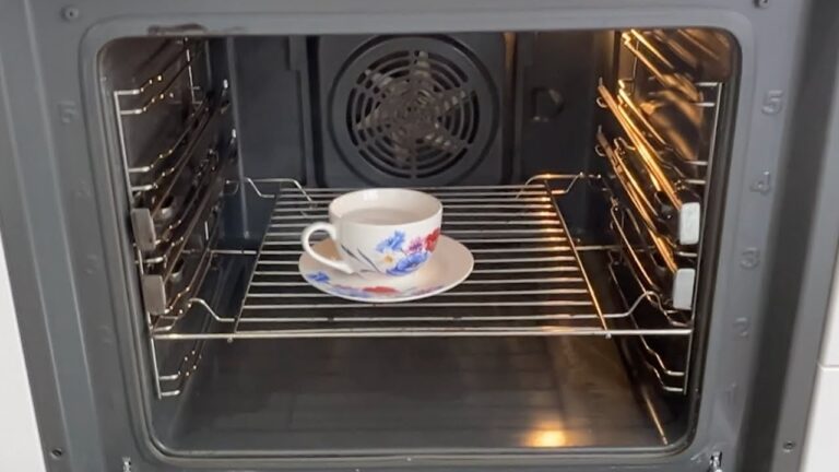 Scopri 5 trucchi per pulire il forno mentre dormi senza fatica!