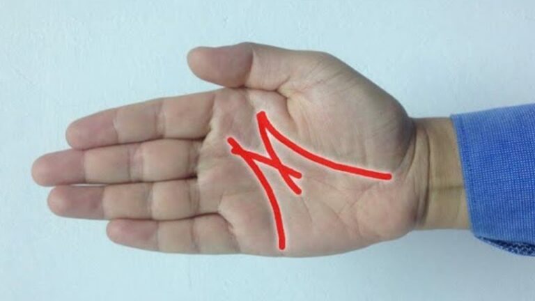 Scopri il significato del M sulla mano: 5 curiosità sorprendenti!