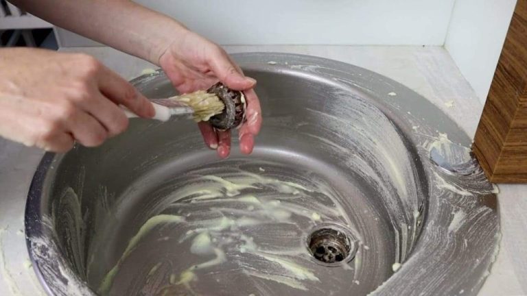 Ecco come pulire il lavandino con solo due ingredienti per farlo brillare