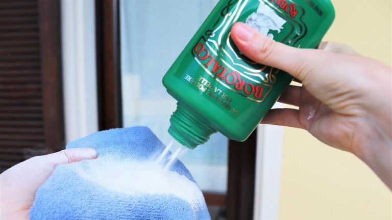 Trucco delle casalinghe per pulire le finestre senza aloni