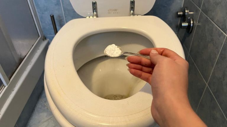 Sbiancare il wc con questo ingrediente: spendi 2 centesimi e scopri un risultato sorprendente