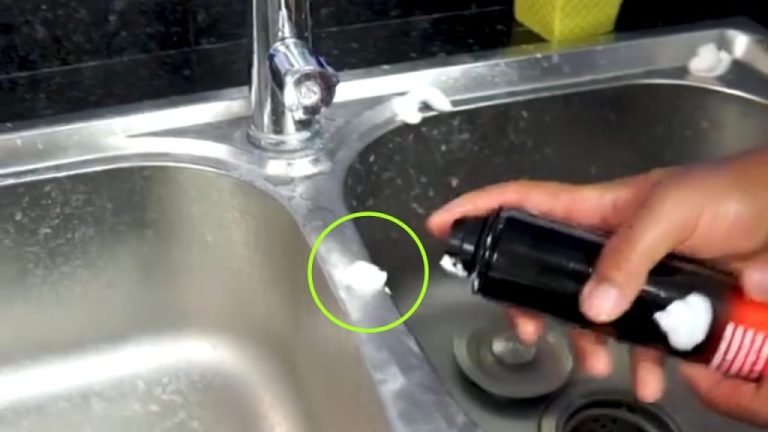Ecco come utilizzare la schiuma da barba nel lavabo: il trucco delle casalinghe