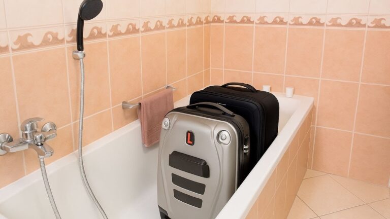 Scopri 5 motivi per cui mettere le valigie nella vasca dell’hotel è geniale!